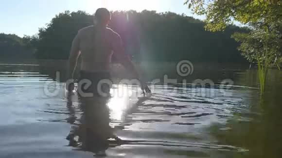 夏天在河边散步的年轻人背面视图视频的预览图
