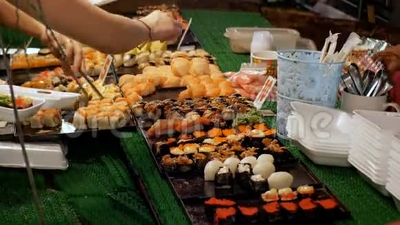 在Jomtien的夜市柜台上的亚洲寿司泰国芭堤雅视频的预览图