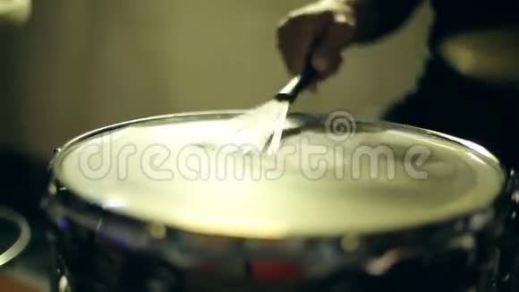 鼓手在鼓声独奏中演奏画笔视频的预览图
