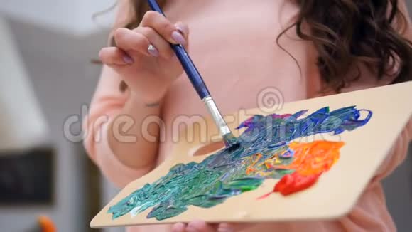 画家画油画视频的预览图