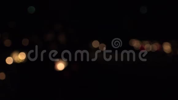 烛光照亮的坟墓在夜晚的焦点变化4公里视频的预览图