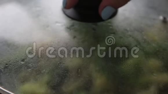 用油和香料放在平底锅里视频的预览图