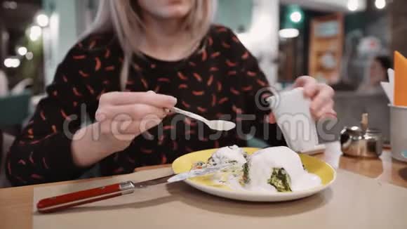 女孩在餐馆里倒了一个甜点然后用叉子和刀子吃视频的预览图
