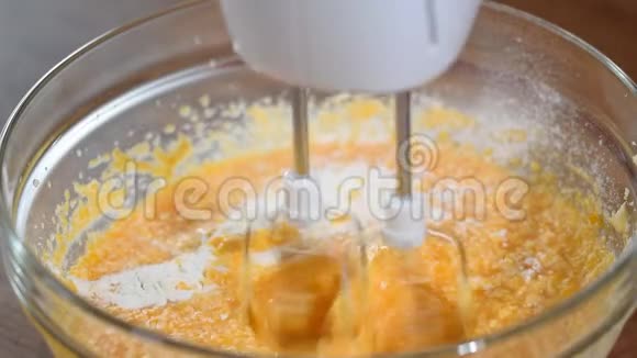用搅拌机打面团烹饪南瓜饼视频的预览图