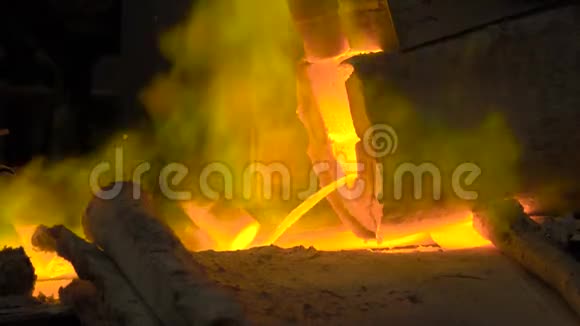 冶金生产熔化的金属正在从炉子里浇注热液体是非常危险的视频的预览图