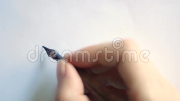 一张纸上有一支钢笔的漂亮书法卷发视频的预览图