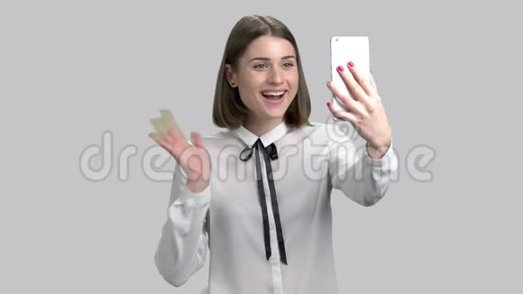 漂亮的女孩用智能手机说话视频的预览图