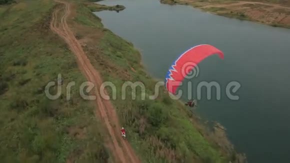 自行车与滑翔机竞争视频的预览图