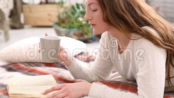 女人在卧室的床上喝咖啡看书视频的预览图