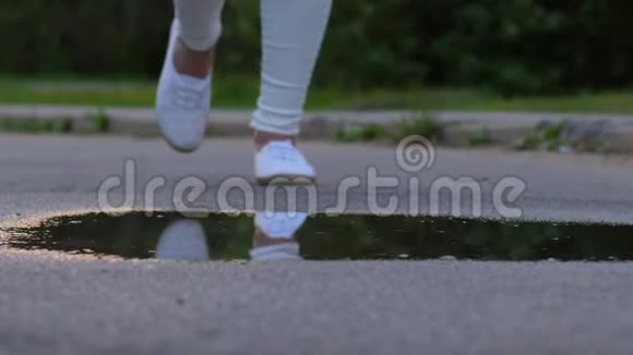 女选手踩水双腿合拢视频的预览图