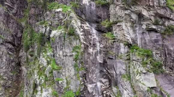 高山瀑布的鸟瞰图视频的预览图