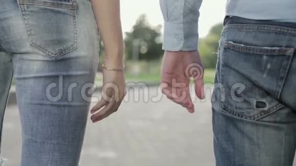 一男一女互相牵着手走开视频的预览图