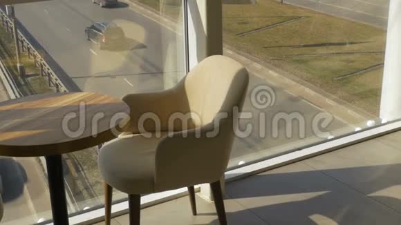 从玻璃窗上看到咖啡馆的景色汽车行驶的道路在阳光明媚的日子里视频的预览图
