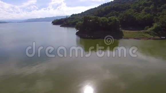 大型水库水电大坝淹没部分山体空中无人机射击视频的预览图
