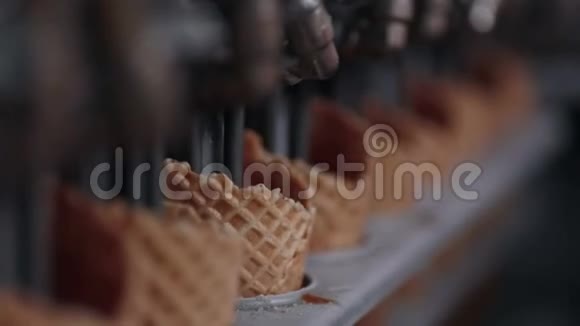 给冰淇淋筒装冰淇淋的机器的特写镜头高清视频的预览图