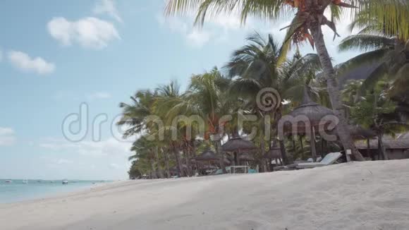 美丽的毛里求斯度假胜地景色白沙滩棕榈和天空视频的预览图