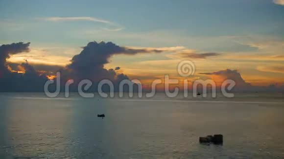 海边美丽的日落全景时间推移视频的预览图