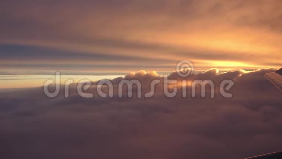 从飞机窗口拍摄到云层中的美妙日出视频的预览图