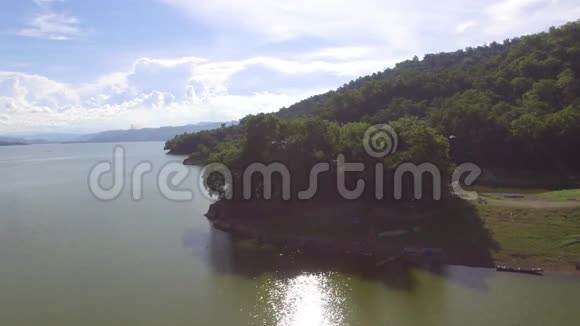 大型水库水电大坝淹没部分山体空中无人机射击视频的预览图