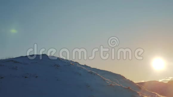 冬雪山景观前风雨山冬天雪日落阳光美丽的风景阳光明媚的冬天视频的预览图