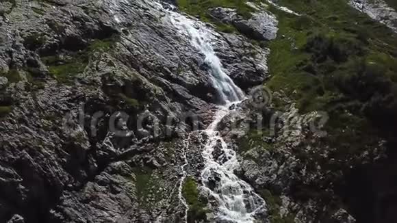 特写肆虐的高山瀑布大瀑布在山间流动的鸟瞰图视频的预览图