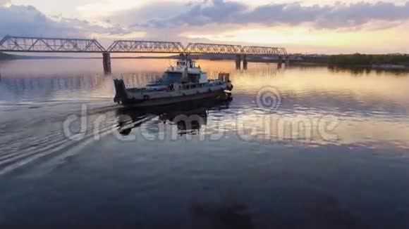 日落时分汽车和人在铁路桥上漂浮的渡轮鸟瞰图视频的预览图