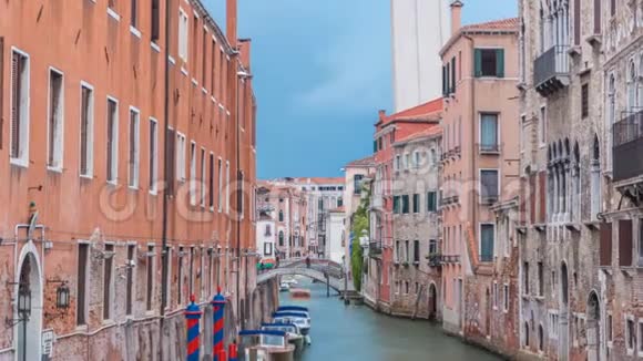 威尼斯运河的时间流逝海峡桥梁历史旧房屋和船只意大利威尼斯视频的预览图