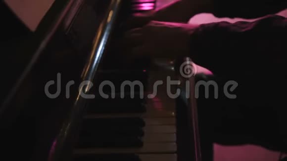 在夜总会演奏键盘的音乐家手视频的预览图