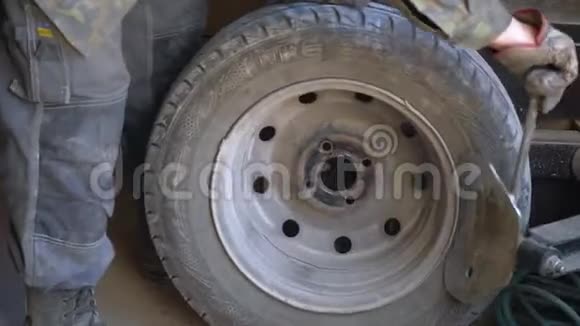 由机械师修理汽车爆胎冬季轮胎视频的预览图