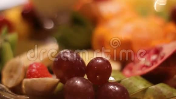 水果与葡萄特写视频的预览图