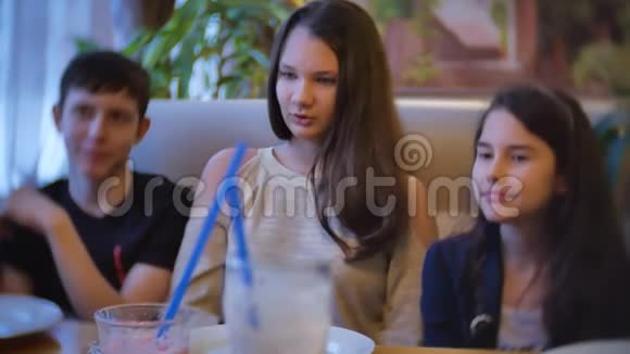 一群孩子在咖啡馆里喝奶昔少年儿童儿童咖啡馆慢视频室内乐趣欢乐视频的预览图
