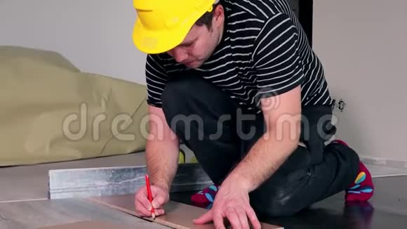 铺板工人用铅笔在层板上做标记视频的预览图