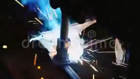 与电焊机焊接的金属件的特写视频的预览图