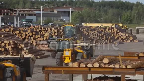 锯木厂的工作过程木材加工厂的重型机械工厂的工作过程视频的预览图