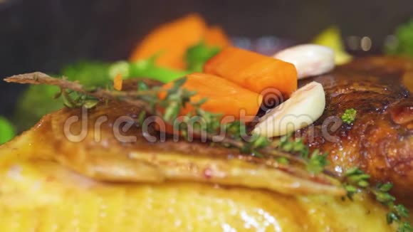 用胡萝卜和大蒜煎锅视频的预览图