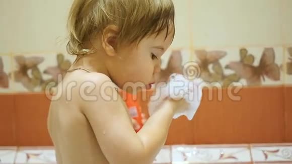 孩子在洗澡时玩泡沫用手掌吹出泡沫视频的预览图
