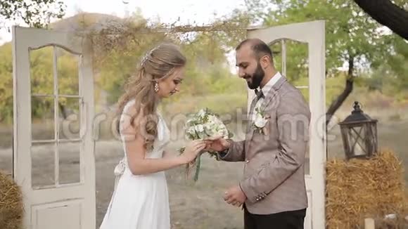 乡村风格的婚礼新娘和新郎互戴结婚戒指视频的预览图