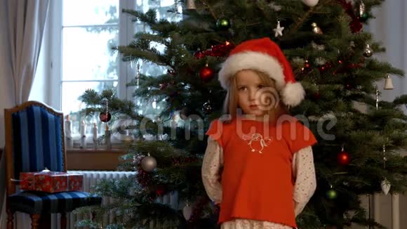 可爱的小女孩唱圣诞歌曲视频的预览图
