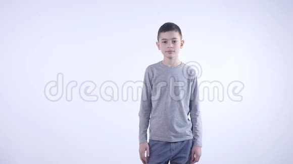 少年男孩在白色背景上挥动他的手视频的预览图