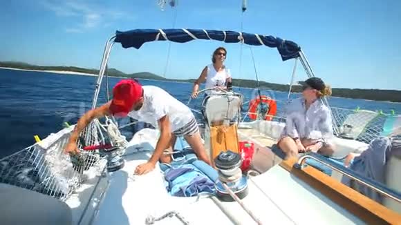 在克罗地亚亚得里亚海上乘坐帆船旅行的年轻人视频的预览图