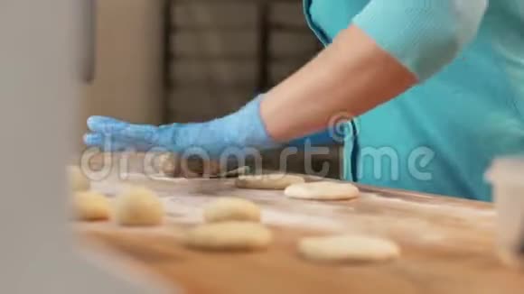 面包房里的面包房里在烤点心前用手擀面团视频的预览图