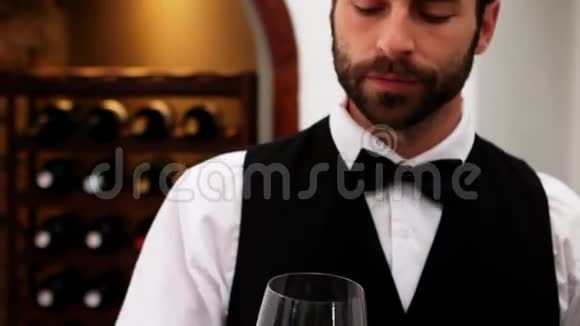 服务员看着柜台上的一杯红酒视频的预览图