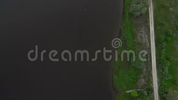 空中河景飞行在达加瓦以上美丽的自然水景风景在晚上钻顶景观视频的预览图