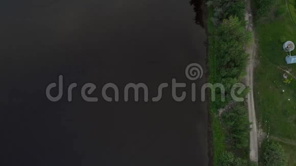 空中河景飞行在达加瓦以上美丽的自然水景风景在晚上钻顶景观视频的预览图