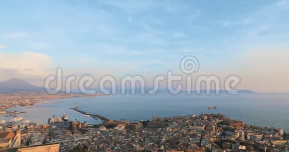 意大利那不勒斯山顶景观那不勒斯天际线与维苏威火山和那不勒斯海湾视频的预览图