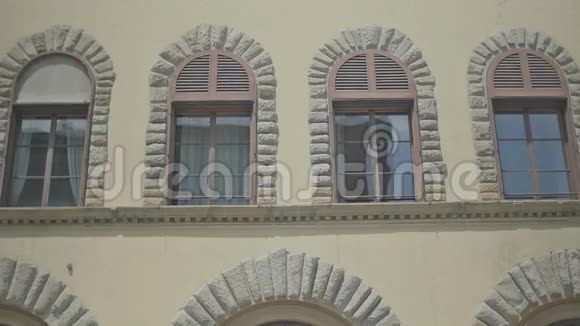 意大利佛罗伦萨的弧形建筑窗户视频的预览图