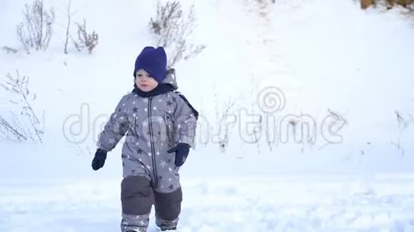 两岁的男孩在冬天散步视频的预览图