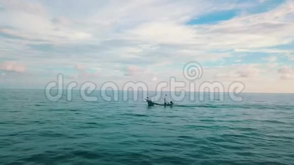 孤独的渔船在海上漂流在多云的天空中漂浮在海洋上的船视频的预览图