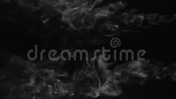 黑色背景上白烟的美丽扭曲视频的预览图