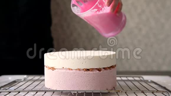 在蛋糕圆会上铸造镜面釉的过程慕斯粉色视频的预览图